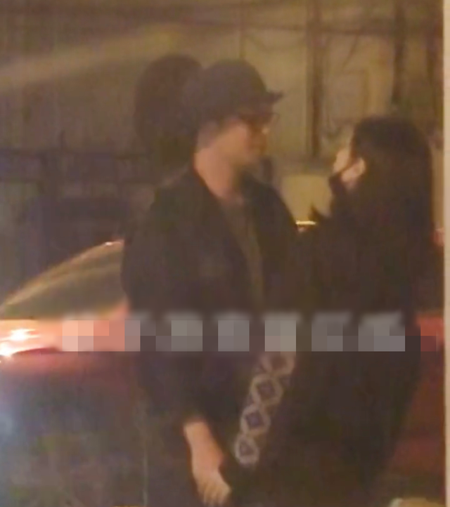 朱亚文与老婆深夜约会好甜蜜！街头搂抱热吻，相爱13年仍在热恋期
