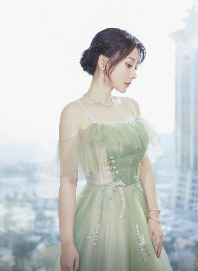 柳岩又“兴风作浪”，穿紧身抹胸鱼尾连衣裙，“尤物身材”太销魂