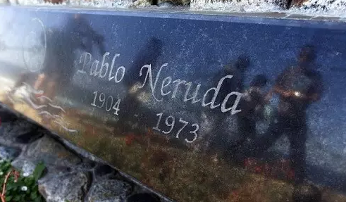 聂鲁达：是谁用烟云般的字体，在南方的群星间写下你的名字