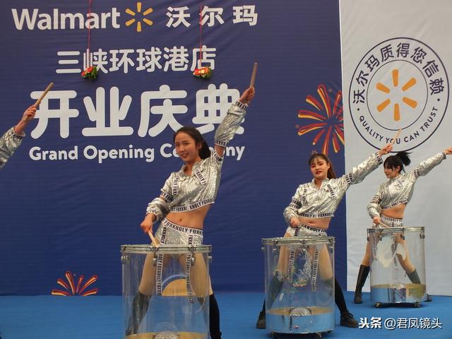 湖北宜昌:美女打鼓热舞,性感十足