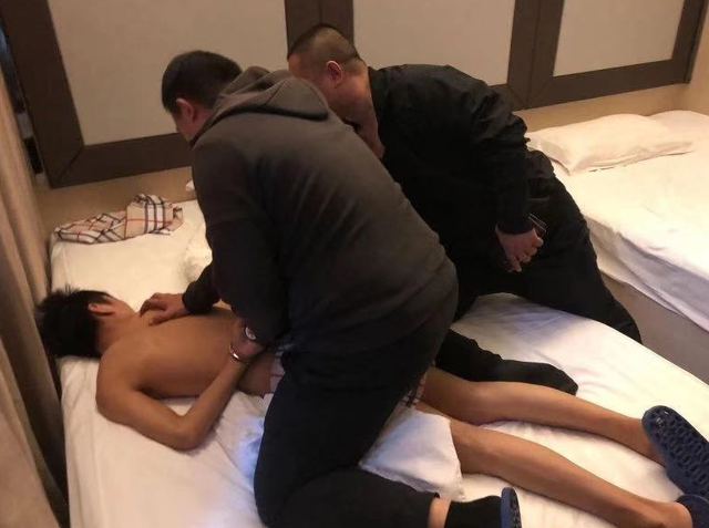 山东一小伙网上约四小时的“美女服务”被骗近10万，这些“美女”竟都是男人