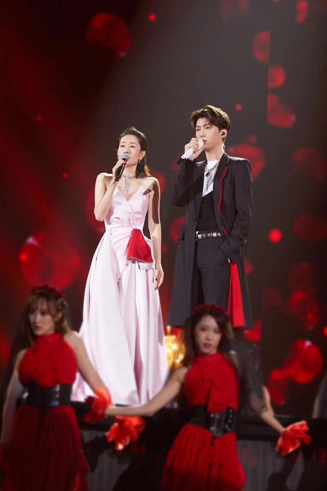 蜂腰美背、酥胸长腿，8位开年爆火的“半老徐娘”，越老越有韵味