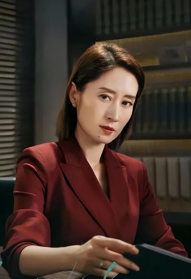 蜂腰美背、酥胸长腿，8位开年爆火的“半老徐娘”，越老越有韵味