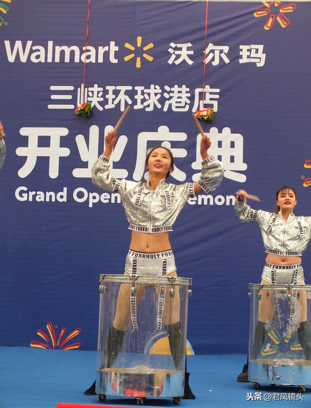 湖北宜昌:美女打鼓热舞,性感十足