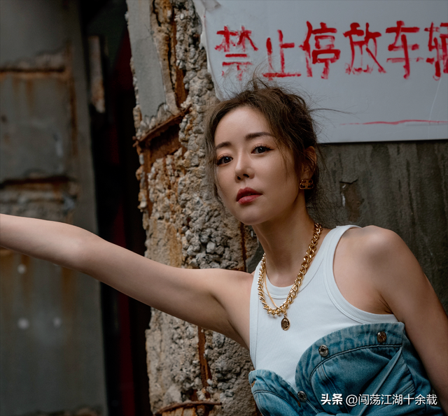第一届“超女”冠军安又琪海边拍性感照片，身材容貌大变样