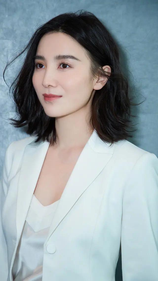 蜂腰美背、酥胸长腿，8位开年爆火的“半老徐娘”，越老越有韵味