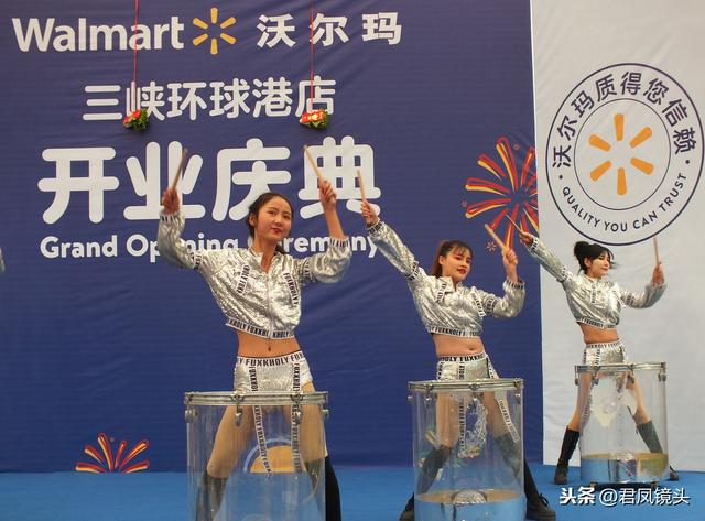 湖北宜昌:美女打鼓热舞,性感十足