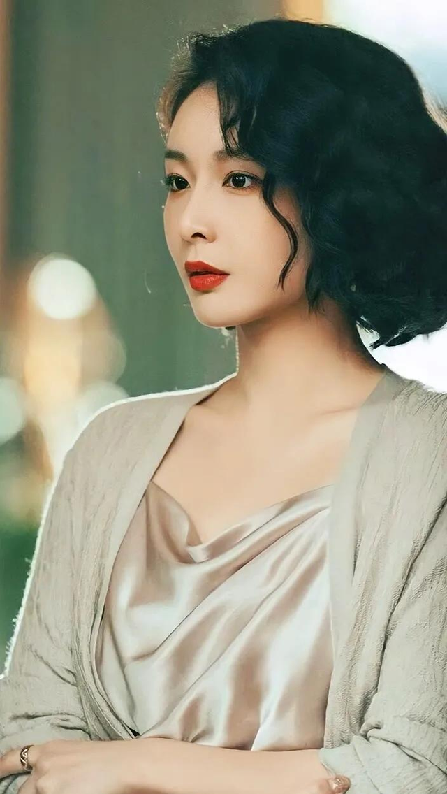 蜂腰美背、酥胸长腿，8位开年爆火的“半老徐娘”，越老越有韵味