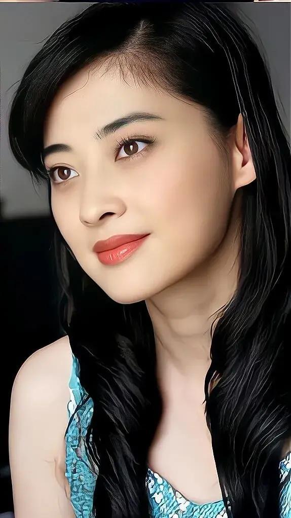 蜂腰美背、酥胸长腿，8位开年爆火的“半老徐娘”，越老越有韵味
