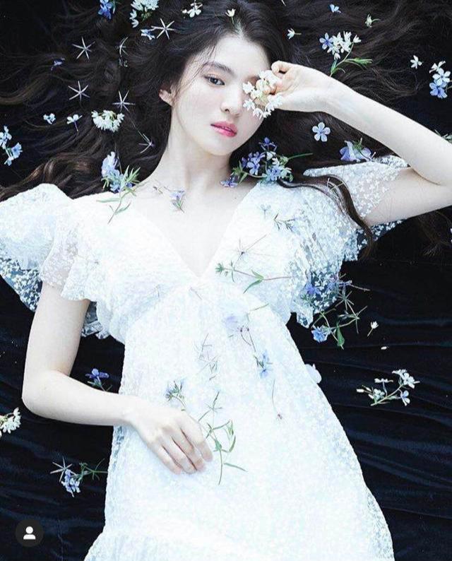 她烟酒皆会，是一位“坏女孩”，但她穿着百搭好看，不输时尚大咖