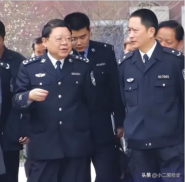 重庆涉黑大老虎，霸占女警花10年，与12位女明星有染，被判死刑