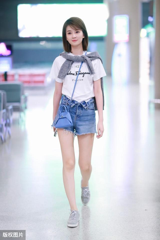 虞书欣带火了“渣女裤”，露脐装秀窈窕身姿，“C位”长相更高级