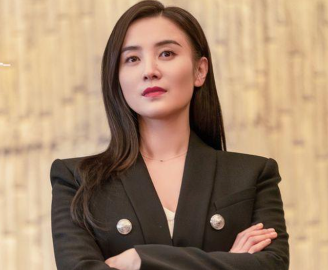 蜂腰美背、酥胸长腿，8位开年爆火的“半老徐娘”，越老越有韵味