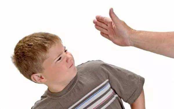 上高中了15岁的女孩了，还被父亲脱了裤子打屁股