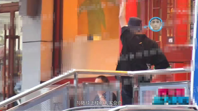 27岁赵志伟恋情曝光？与女子当街甜蜜拥吻，女方身材高挑气质佳