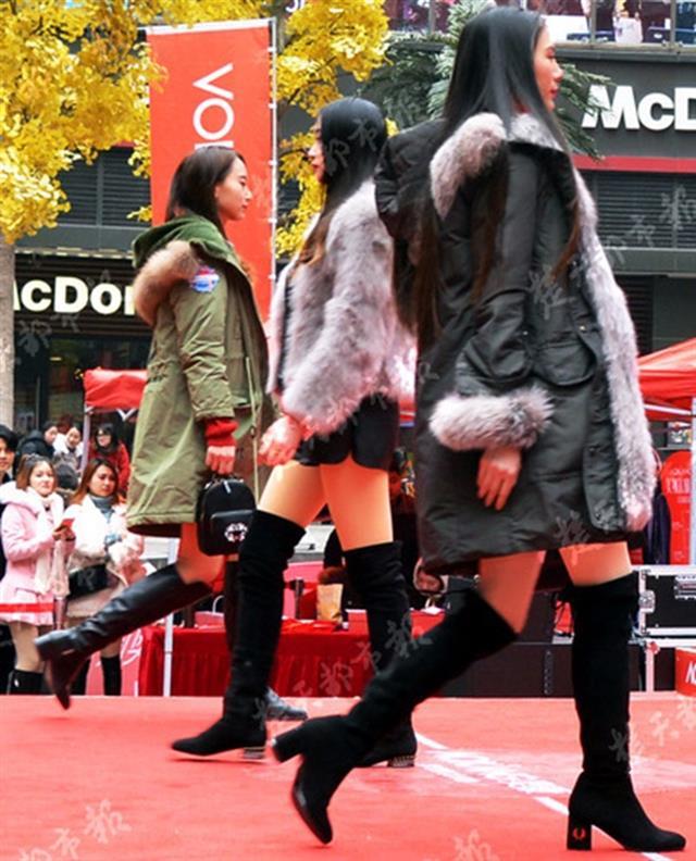 挑战最美长腿，40名漂亮女孩街头比秀美腿