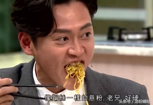 《美女厨房》女星们也进厨房，李施嬅煮意面像钢丝，胡定欣遭群嘲