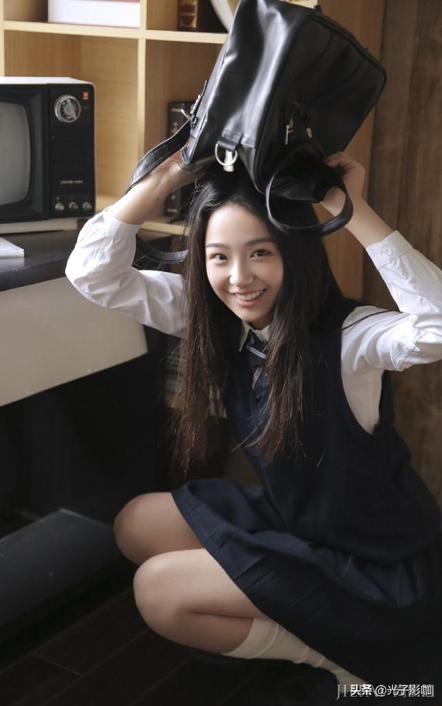 可爱清纯氧气美女学生妹制服俏丽个人写真图片