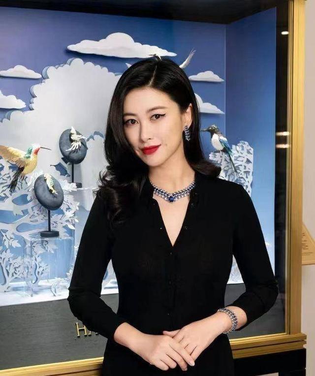 蜂腰美背、酥胸长腿，8位开年爆火的“半老徐娘”，越老越有韵味