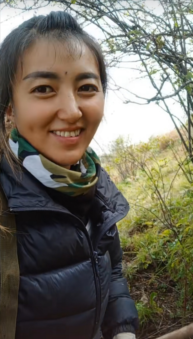 那个在直播中被前夫纵火烧伤的藏族女孩拉姆，已经去世两年了