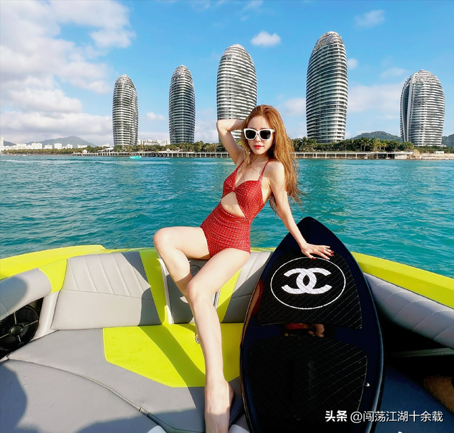 第一届“超女”冠军安又琪海边拍性感照片，身材容貌大变样