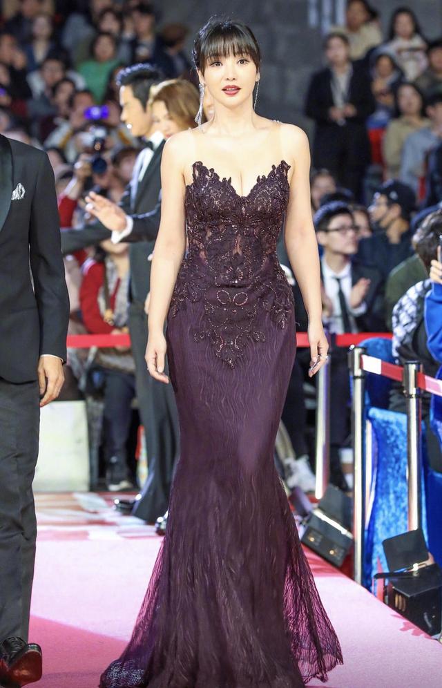 柳岩又“兴风作浪”，穿紧身抹胸鱼尾连衣裙，“尤物身材”太销魂