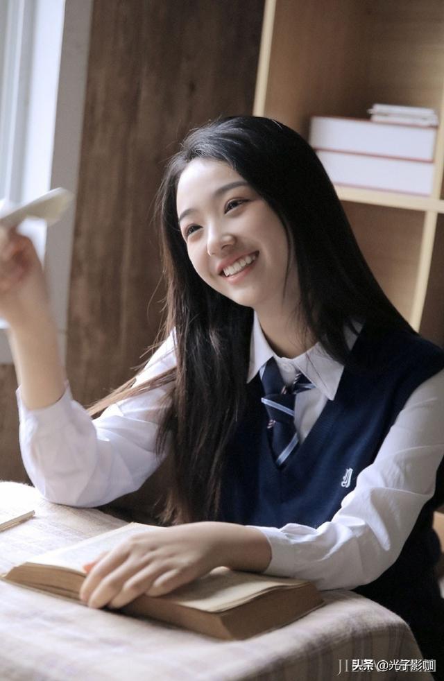 可爱清纯氧气美女学生妹制服俏丽个人写真图片
