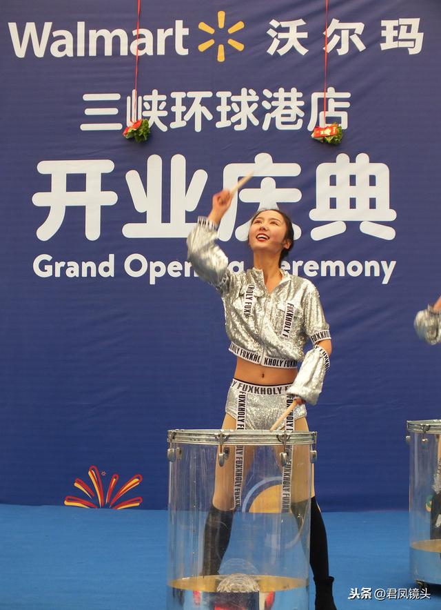 湖北宜昌:美女打鼓热舞,性感十足