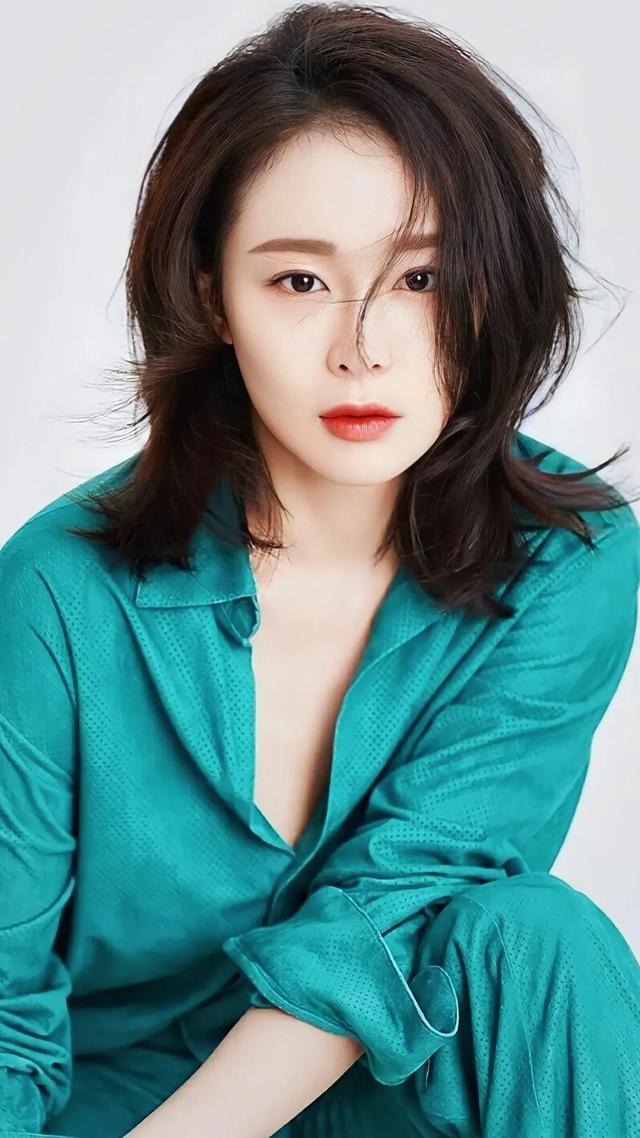 蜂腰美背、酥胸长腿，8位开年爆火的“半老徐娘”，越老越有韵味