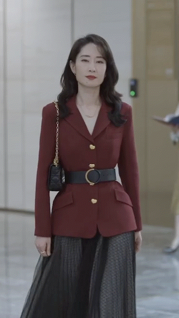 蜂腰美背、酥胸长腿，8位开年爆火的“半老徐娘”，越老越有韵味