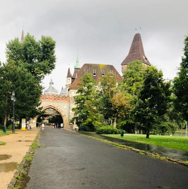 匈牙利美女在雨中赤脚跳起了中国古风爵士舞《桃花旗袍》