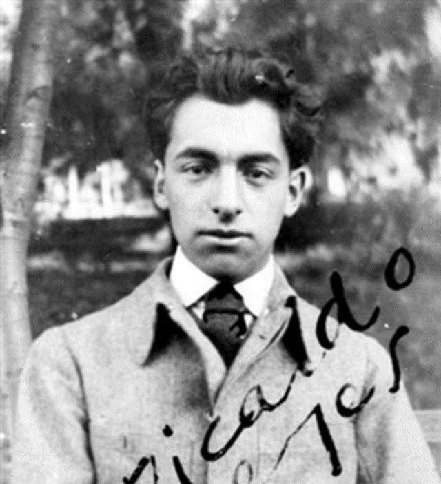 聂鲁达：是谁用烟云般的字体，在南方的群星间写下你的名字