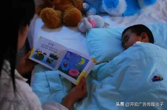 没有界限的母爱多可怕，14岁男孩睡前习惯“摸胸”，妈妈半夜惊醒