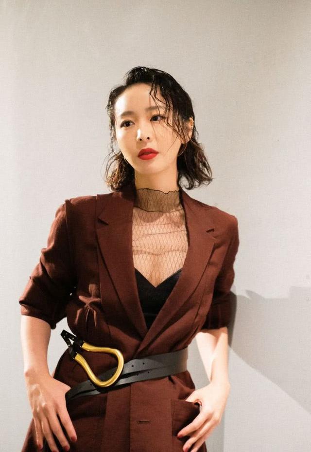 蜂腰美背、酥胸长腿，8位开年爆火的“半老徐娘”，越老越有韵味