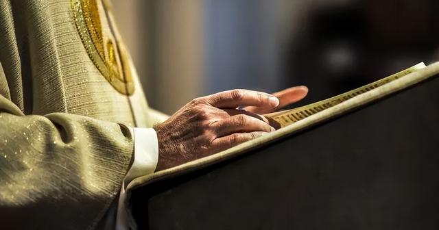 人面兽心！神父在1992年性侵了一家5姐妹，最小的妹妹才18个月