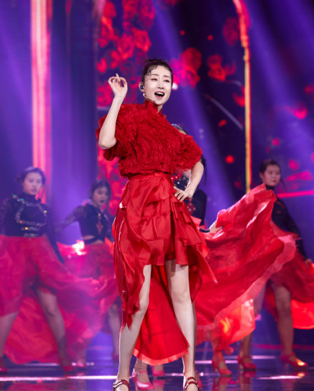 蜂腰美背、酥胸长腿，8位开年爆火的“半老徐娘”，越老越有韵味