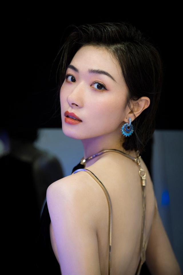 蜂腰美背、酥胸长腿，8位开年爆火的“半老徐娘”，越老越有韵味