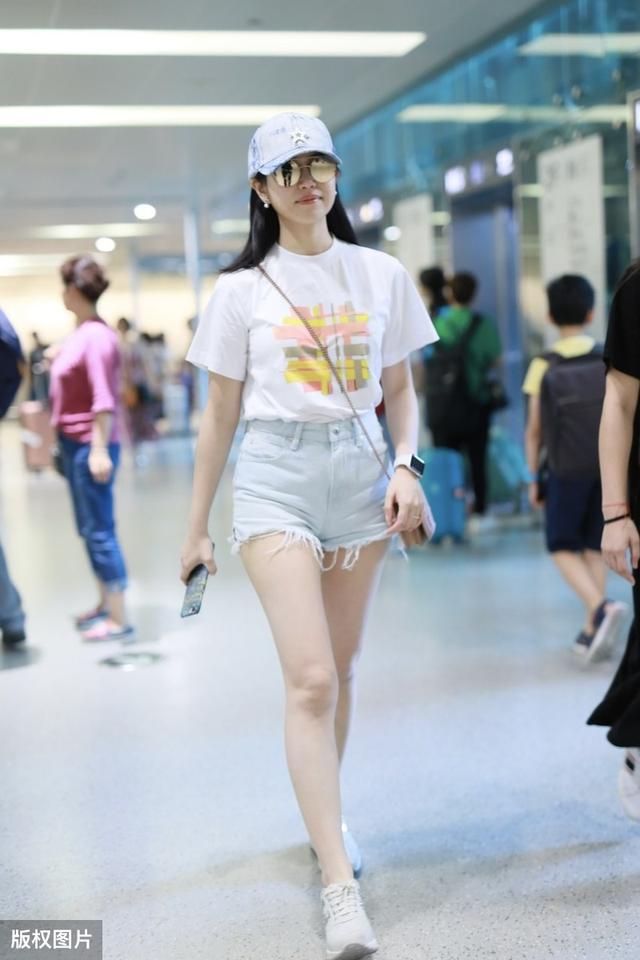 虞书欣带火了“渣女裤”，露脐装秀窈窕身姿，“C位”长相更高级