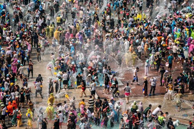 云南泼水节一女子被扒衣服，还被喷隐私部位：这个节日变味了？