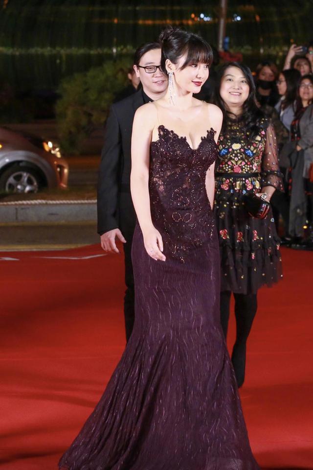 柳岩又“兴风作浪”，穿紧身抹胸鱼尾连衣裙，“尤物身材”太销魂