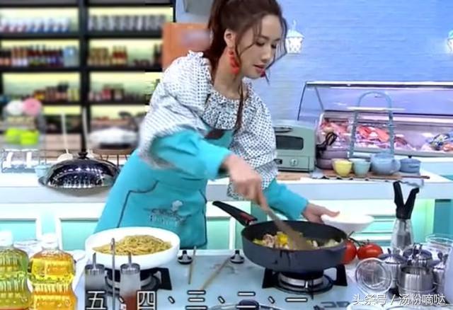 《美女厨房》女星们也进厨房，李施嬅煮意面像钢丝，胡定欣遭群嘲