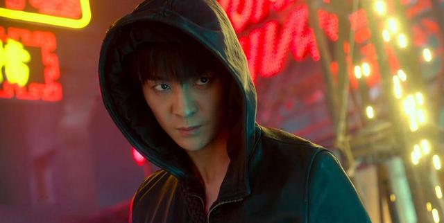 27岁赵志伟恋情曝光？与女子当街甜蜜拥吻，女方身材高挑气质佳