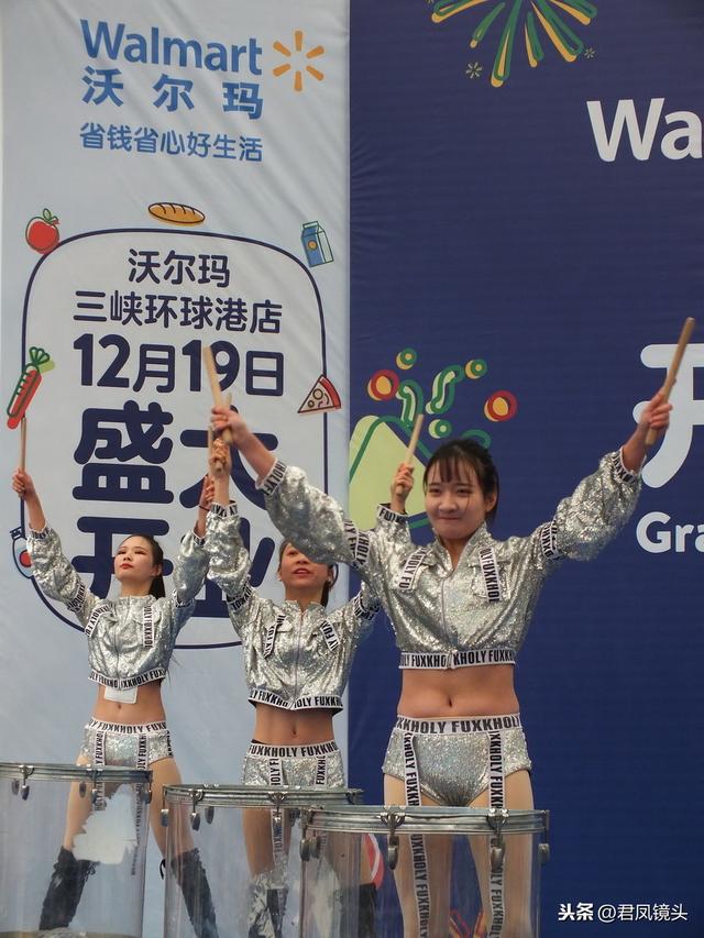 湖北宜昌:美女打鼓热舞,性感十足