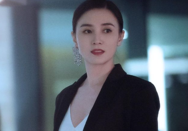 蜂腰美背、酥胸长腿，8位开年爆火的“半老徐娘”，越老越有韵味