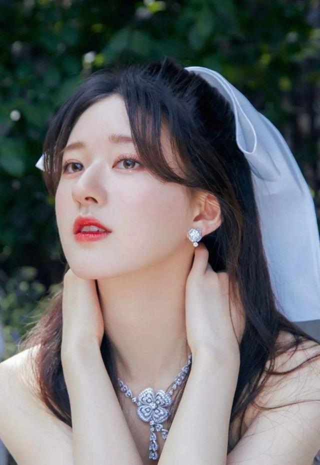 盘点2022十大人气女星，杨幂仅排第二，刘亦菲意外上榜