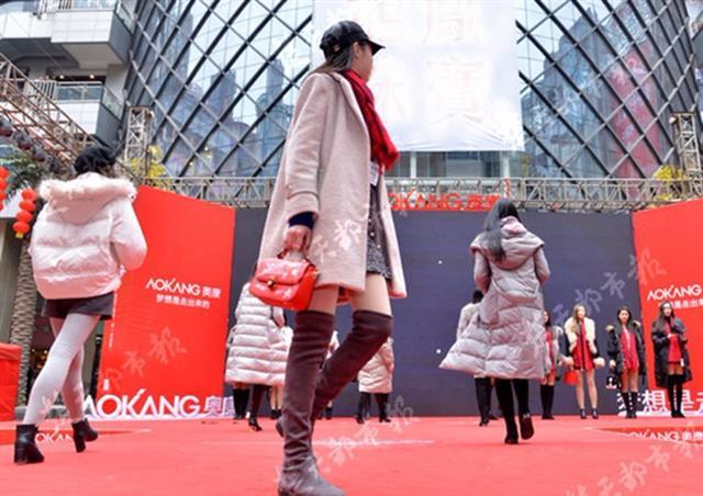 挑战最美长腿，40名漂亮女孩街头比秀美腿