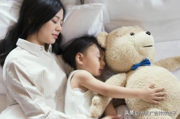 没有界限的母爱多可怕，14岁男孩睡前习惯“摸胸”，妈妈半夜惊醒