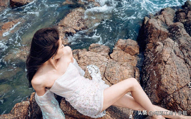 第一届“超女”冠军安又琪海边拍性感照片，身材容貌大变样