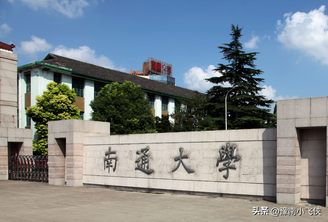 江苏一男生凌晨闯进女生宿舍爬床摸女生腿，热评：荷尔蒙如此骚动