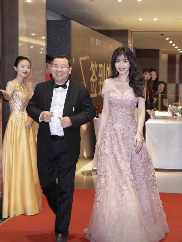 柳岩又“兴风作浪”，穿紧身抹胸鱼尾连衣裙，“尤物身材”太销魂